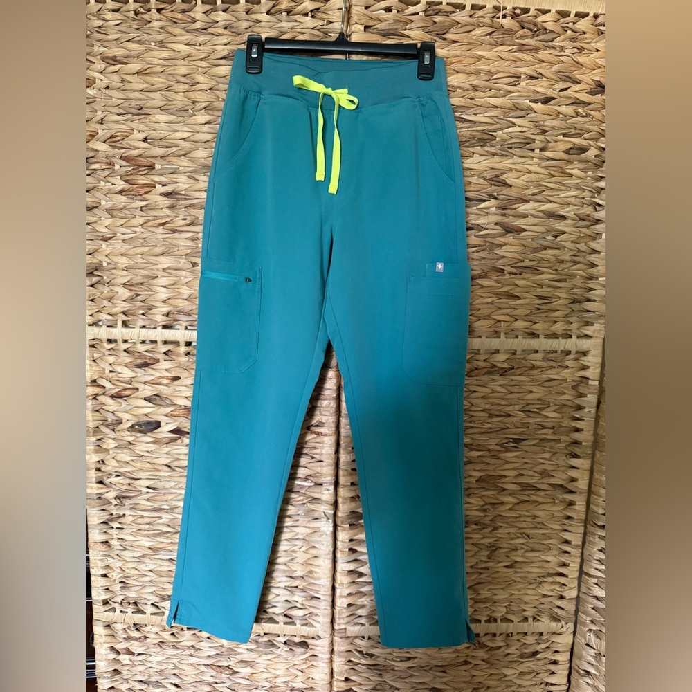 Figs Yola scrub pants. Straight leg like new